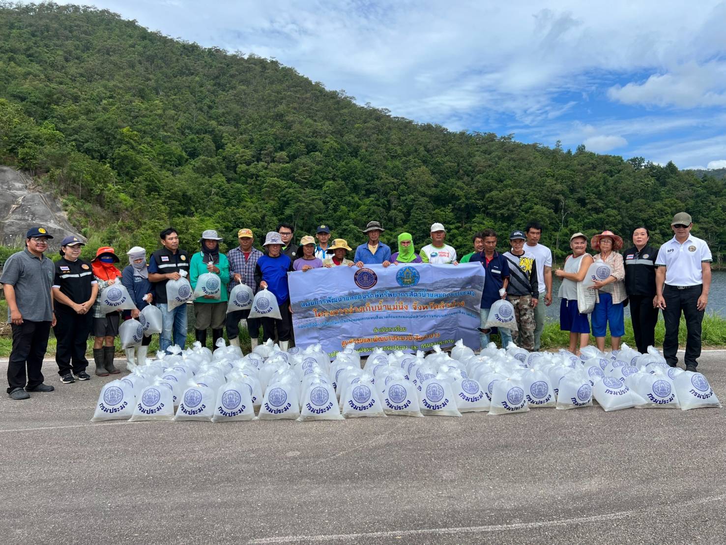 สำนักงานก่อสร้างชลประทานขนาดกลางที่ 2 ร่วมกิจกรรมปล่อยพันธุ์สัตว์น้ำโครงการอ่างเก็บน้ำห้วยแม่นึง อันเนื่องมาจากพระราชดำริ จังหวัดลำปาง